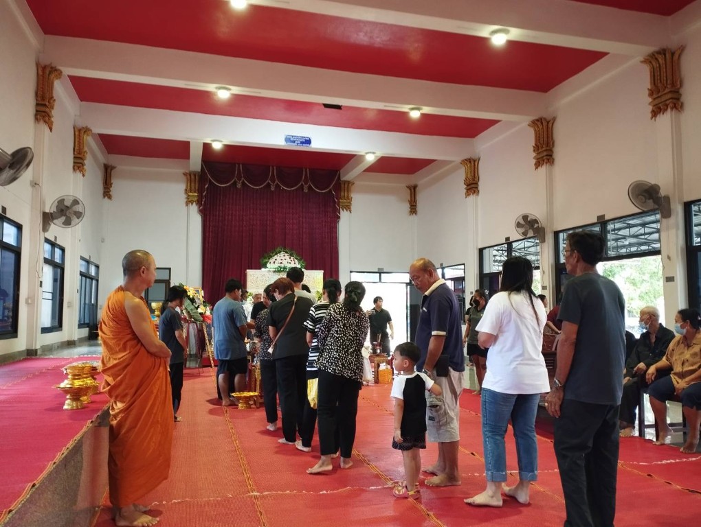 มหาวิทยาลัยมหามกุฏราชวิทยาลัย วิทยาเขตมหาวชิราลงกรณราชวิทยาลัย ร่วมพิธีรดน้ำศพบิดาของบุคลากร พร้อมร่วมฟังสวดอภิธรรม