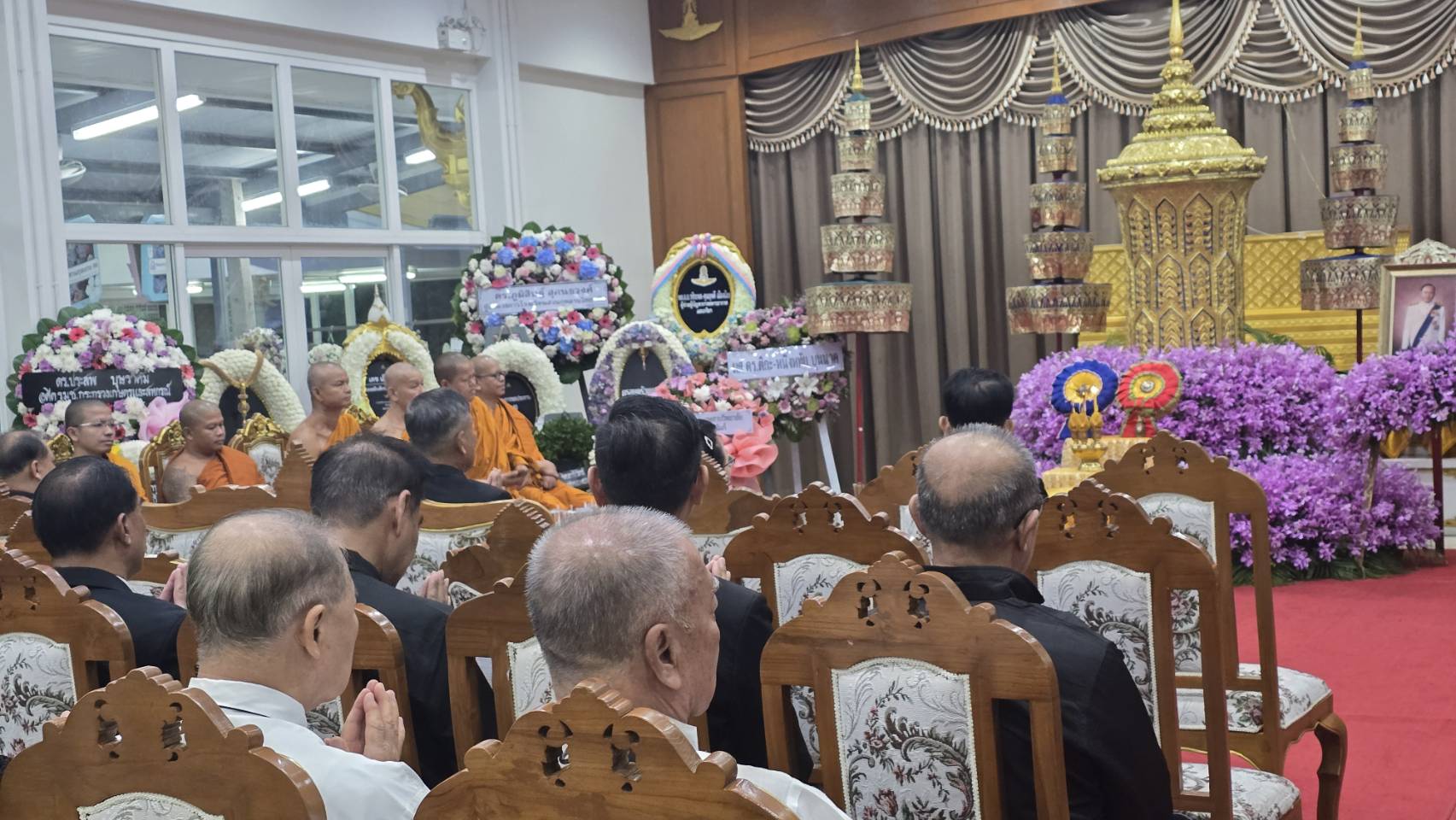 บุคลากรมหาวิทยาลัยมหามกุฏราชวิทยาลัย วิทยาเขตมหาวชิราลงกรณราชวิทยาลัย ร่วมเป็นเจ้าภาพสวดพระอภิธรรมศพ